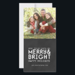 QUERE UND HELLE, CHALKBOARD FERIENKARTE FEIERTAGSKARTE<br><div class="desc">Vintage TYPOGRAFIE, KIRCHENBOARD MERRY UND HELLE FERIENAUFENTHALTSKARTE. Senden Sie Ihre Weihnachtsgrüße an Familie und Freunde mit dieser trendigen Chalkboard-Urlaubskarte mit Foto und einem Vintagen Band-Schriftart. Mögen deine Tage fröhlich und hell sein. Ein einfaches, aber stilvolles, vielseitiges Design von Elke Clarke© für Monogram Gallery. Für weitere Farben kontaktieren Sie bitte den...</div>