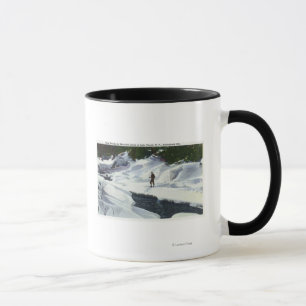 QuerfeldeinSkifahrer pausiert durch Gebirgsbach Tasse