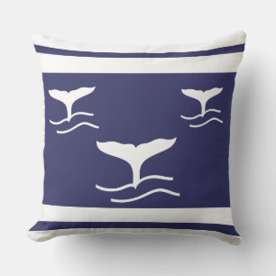 queue de baleine blanche sur coussin bleu marine