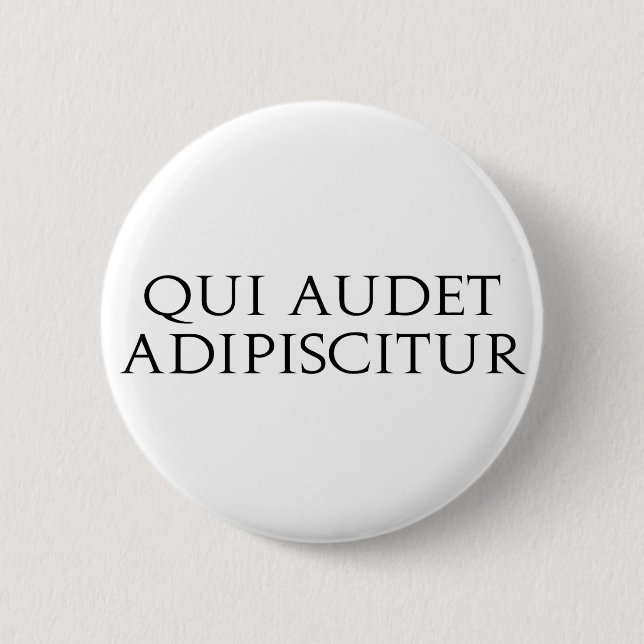 Qui Audet Adipiscitur Button (Vorderseite)