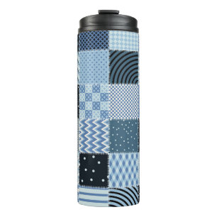 Quilt-Design, geometrisches Patchwork, Blautöne. Thermosbecher