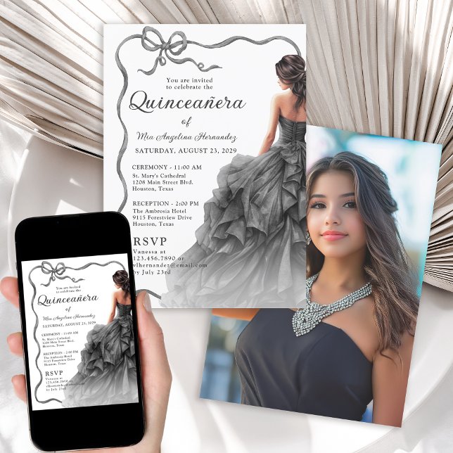 Quinceañera Black Dress Scallope Ribbon Bow Foto Einladung (Invitation is available in both printed and digital download formats.)