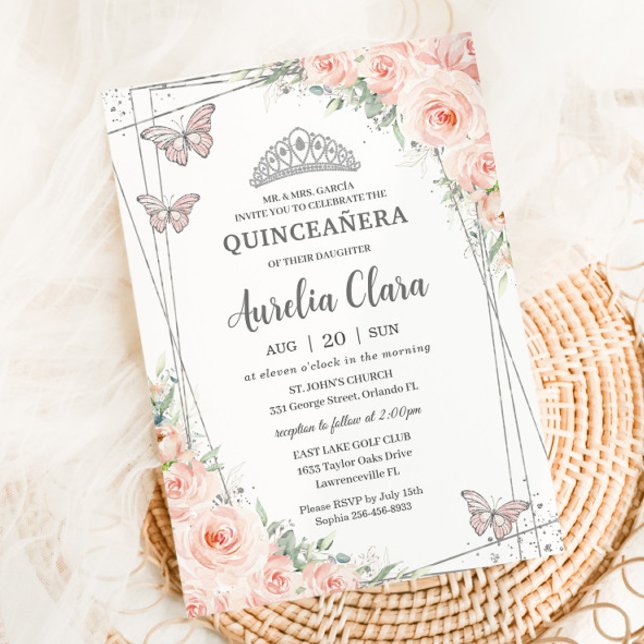 Quinceanera Blush Pink Floral Silberschmetterlinge Einladung (Von Creator hochgeladen)