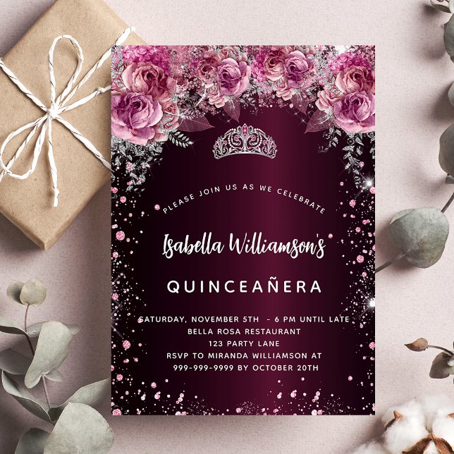 Quinceanera burgundy rosa Blumentiara Einladungspostkarte (Von Creator hochgeladen)