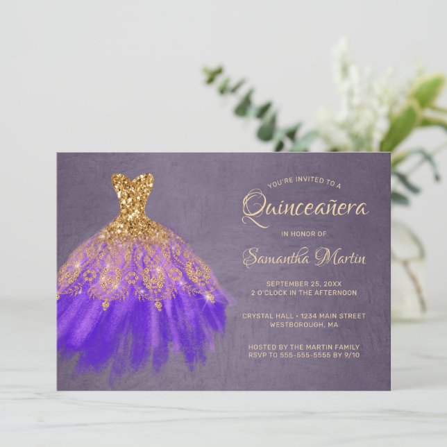 Quinceanera Chic Gold Lila Dress on Plum Party Einladung (Stehend Vorderseite)