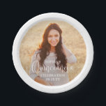 Quinceañera Foto und moderne, trendige Schrift Pappteller<br><div class="desc">Fügen Sie eine elegante Touch zu quinceañera Party Dekorationen mit maßgeschneiderten Foto runden Papier Teller. Das Bild und alle Formulierungen auf dieser Vorlage sind einfach zu personalisieren. (IMAGE PLACEMENT TIP: Eine einfache Möglichkeit, ein Foto genau so zu positionieren, wie Sie es gewollt haben, besteht darin, es einzuschneiden, bevor Sie es...</div>