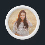Quinceañera Foto und moderne, trendige Schrift Pappteller<br><div class="desc">Fügen Sie eine elegante Touch zu quinceañera Party Dekorationen mit maßgeschneiderten Foto runden Papier Teller. Das Bild und alle Formulierungen auf dieser Vorlage sind einfach zu personalisieren. (IMAGE PLACEMENT TIP: Eine einfache Möglichkeit, ein Foto genau so zu positionieren, wie Sie es gewollt haben, besteht darin, es einzuschneiden, bevor Sie es...</div>