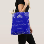 Quinceanera Königsblauer Glitzer Tiara Name Tasche<br><div class="desc">Für eine elegante Quinceañera,  15. Eine trendige,  königsblaue Hintergrundfarbe. Dekoriert mit Imitaten silbernen Glitzer Staub,  eine Tiara Krone. Personalisieren und fügen Sie einen Namen,  Alter und ein Datum ein. Quinceañera ist mit einem modernen handgeschriebenen Stil-Skript mit Swashes geschrieben.</div>