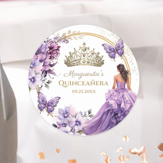 Quinceañera Lila Floral Gold Tiara Butterfly Runder Aufkleber (Von Creator hochgeladen)