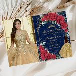 Quinceañera Red Floral Enchanted Rose Navy Foto Save The Date<br><div class="desc">Personalisieren Sie dieses hübsche verzauberte Rose-Bild Save the Date und schnell, indem Sie einfach die Schaltfläche Bearbeiten mit den Entwurfswerkzeugen drücken, um Stil und Position des Textes weiter zu ordnen und zu formatieren. Mit atemberaubenden, lebendigen rote Rosen, einem Quinceañera-Mädchen in einem goldgelben Ball, Set vor einem marineblauen Hintergrund mit eleganten...</div>