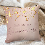 Quinceanera-Rose goldene funkelnde Sterne Kissen<br><div class="desc">Ein Kissen für eine Quinceañera,  15 Jahre alt Mädchen Zimmer. Ein Imitat Rose goldener Hintergrund mit einem eleganten Imitat goldenen funkelnden Sternen. Der Text: Quinceañera ist in dunklem Rose Gold geschrieben mit einem großen modernen handgeschriebenen Stil Schrift. Gedränge dich um einen Namen.</div>