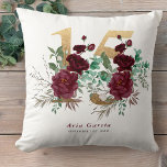 Quinceanera Rote Rose Blumengoldnummer 15 Kissen<br><div class="desc">Personalisiertes 15. Geburtstagskissen - wunderschönes Sake-Geschenk zum Feiern der Quinceañera einer ganz besonderen jungen Frau. Das Design ist mit einer Goldnummer 15 verziert, die mit schönen bordeauxfarbenen rote Rosen, Grünpflanzen und Blättern geschmückt ist. Die Vorlage ist für Sie bereit, um personalisieren, mit dem Namen der Quitte und Datum ihres Geburtstages....</div>