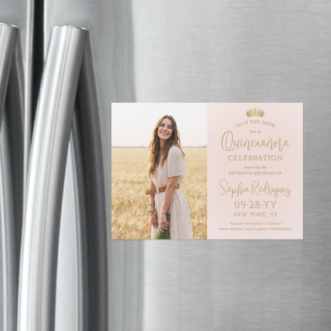 Quinceañera Save the Date Foto Blush Pink & Gold Magneteinladung (Von Creator hochgeladen)