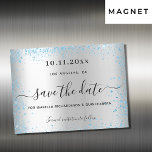 Quinceanera silberblau speichern Sie die Datums-Ma Magnetkarte<br><div class="desc">Eine gmädchenhafte und trendige Save the Date Magnetkarte für eine Quinceañera,  15. Geburtstagsparty. Ein Imitat silber aussehender Hintergrund mit blauen Imitaten Glitzer Staub. Personalisieren und fügen Sie Datum und Name/Alter hinzu. Der Text: Save the Date ist mit einem großen angesagten,  handgeschriebenen Stilskript geschrieben.</div>