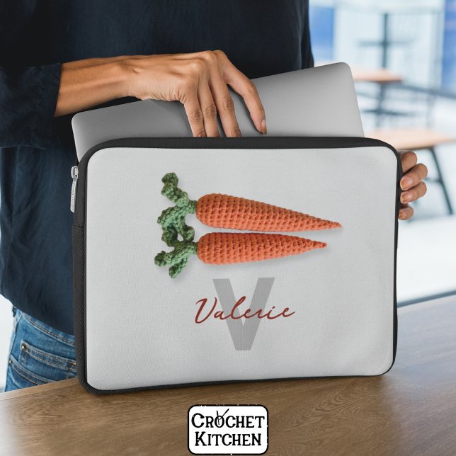 Quirky Amigurumi Minimalistisch Crochet Carrots Na Laptopschutzhülle (Von Creator hochgeladen)