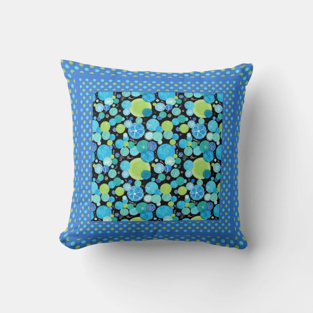 Quirky blaue Monde, Polka Punkte auf schwarz Kissen (Vorderseite)