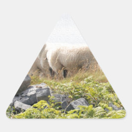 Quirky Designs - Schafe in einem Feld Dreieckiger Aufkleber