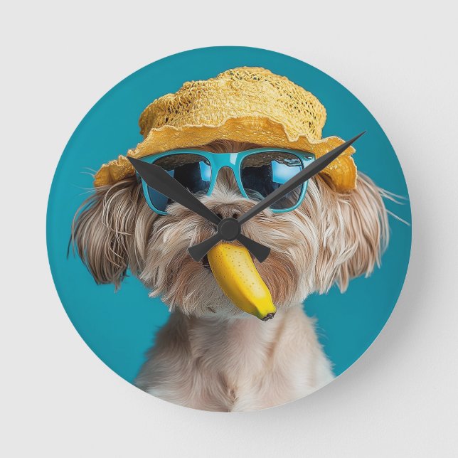 Quirky Dog Wall Clock with Sunglasses, Hat, and Ba Runde Wanduhr (Vorderseite)