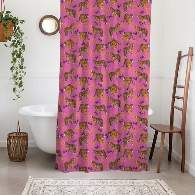 Quirky Tiger Pattern auf hellrosa Duschvorhang (You'll just go absolutely wild for this “roarsome” tiger pattern on pink shower curtain)