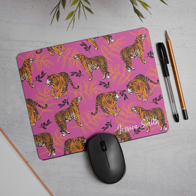 Quirky Tiger Pattern auf hellrosa Mousepad (You'll just go totally wild for this “roarsome” tiger pattern on pink, mouse pad.)
