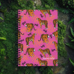 Quirky Tiger Pattern auf hellrosa Planer<br><div class="desc">Quirky Tiger Pattern auf Bright Pink Planner - Du wirst einfach nur für dieses "roarsome" Tigermuster auf einem rosa Planer wilde gehen. Niemand wird jemals denken, dass du ein Kopier mit diesem atemberaubenden, auffälligen Design bist. Behalt deine wichtigen Termine und Termine. Auch eine wirklich wunderbare Geschenkidee für einen Freund, Familienmitglied...</div>