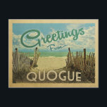 Quogue Postcard Beach Vintage Postkarte<br><div class="desc">Dieses Greetings From Quogue Vintage Postcard Design verfügt über einen Sandstrand mit einem schönen türkisfarbenen Ozean Wasser und über dem Meer,  einen blauen Himmel mit billigen weißen Wolken. Im Vintage Reisen Stil.</div>