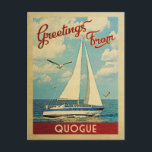Quogue Postcard Sailboat Vintag New York Postkarte<br><div class="desc">Dieses Greetings From Quogue New York Vintage nautische Design verfügt über ein Boot segeln auf dem Wasser mit Möwen und einen blauen Himmel gefüllt mit prächtigen puffigen weißen Wolken.</div>