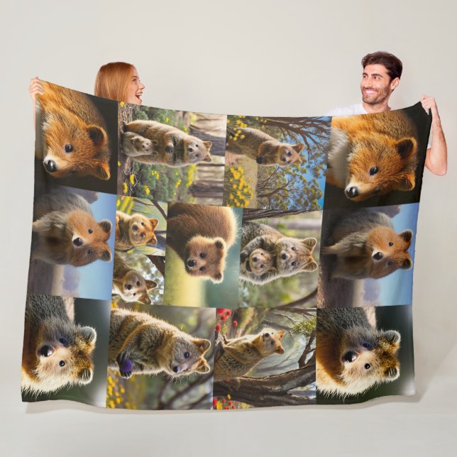 "Quokka Chronicles: Eine herzerwärmende FotoCollag Fleecedecke (Beispiel)
