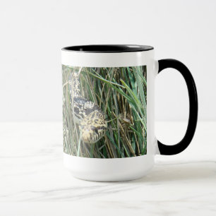 R4 Bullennatter im Gras Tasse