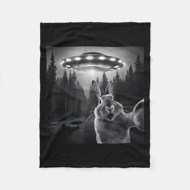 Rabbit Selfie With Ufo - Funny Bunny Graphic Alien Fleecedecke (Vorderseite)