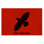 Rabe auf Rot Fotoskulptur Magnet<br><div class="desc">Eine einfache,  schwarze Silhouette eines Raben (Corvus corax) auf einem roten Hintergrund. Das Rabenbild ist eine geringfügige "raue" oder "getragene" Wirksamkeit verliehen worden. Addieren Sie Ihren eigenen Text.</div>