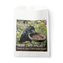 Rabe, der um Sämereien bittet, Gartenpackung