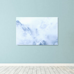 Raben, schneebedeckte Berge und Wolken Leinwanddruck
