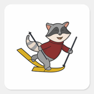 Raccoon als Skifahrer mit Skiern und Skistöcken Quadratischer Aufkleber