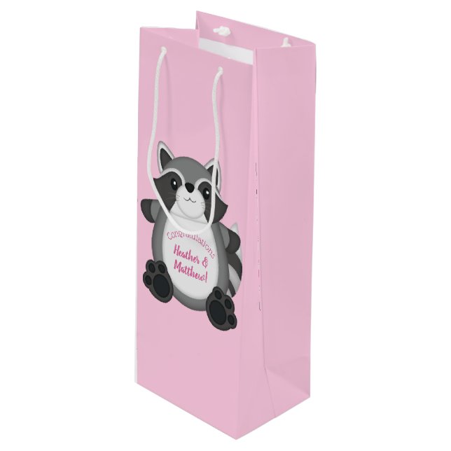 Raccoon Baby Dusche Rosa Geschenktüte Für Weinflaschen (Vorderseite Schrägansicht)