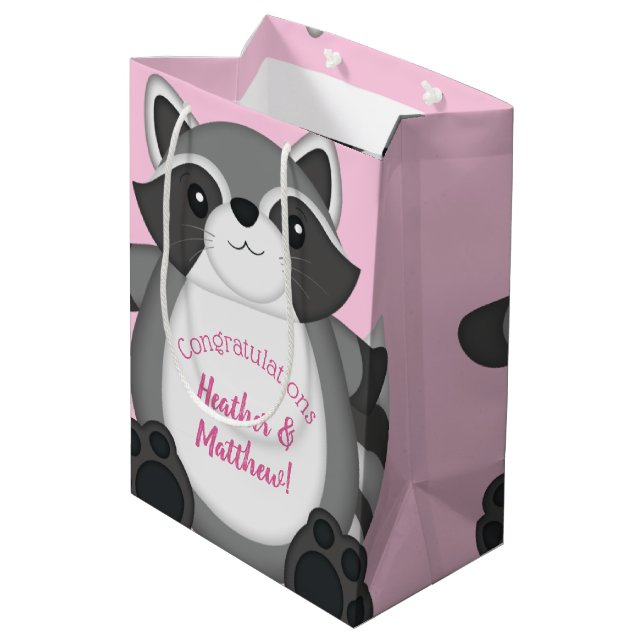 Raccoon Baby Dusche Rosa Mittlere Geschenktüte (Rückseite Schrägansicht)