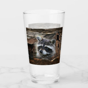 Raccoon in der alten Scheune Glas