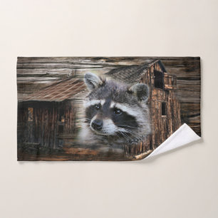 Raccoon in der alten Scheune Handtuch