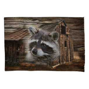 Raccoon in der alten Scheune Kissenbezug