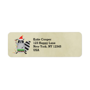 Raccoon in der Weihnachtsmannmütze in der Urlaubsa