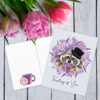 Raccoon in einem Hut mit einer Tasse Kaffee.