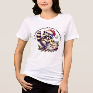 Raccoon in einer Weihnachtsmannmütze genießt zu We Tri-Blend Shirt