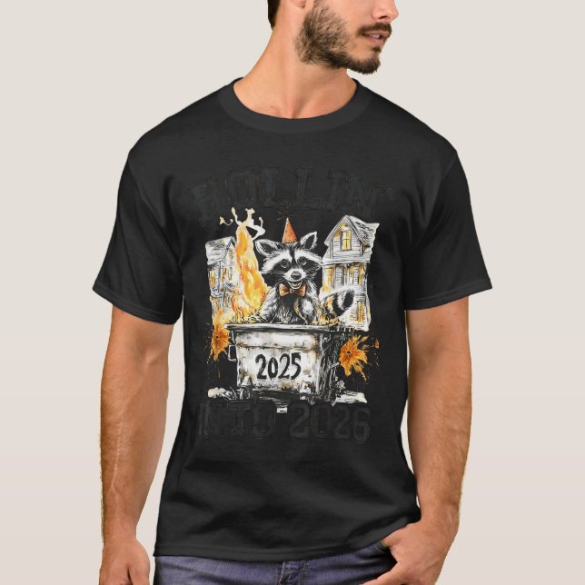 Raccoon Rollin Into 2026 Funny Dumpster Fire 2025  T-Shirt (Vorderseite)