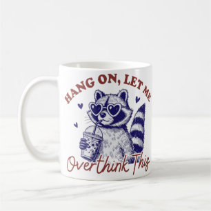 Raccoon überdenken kaffeetasse