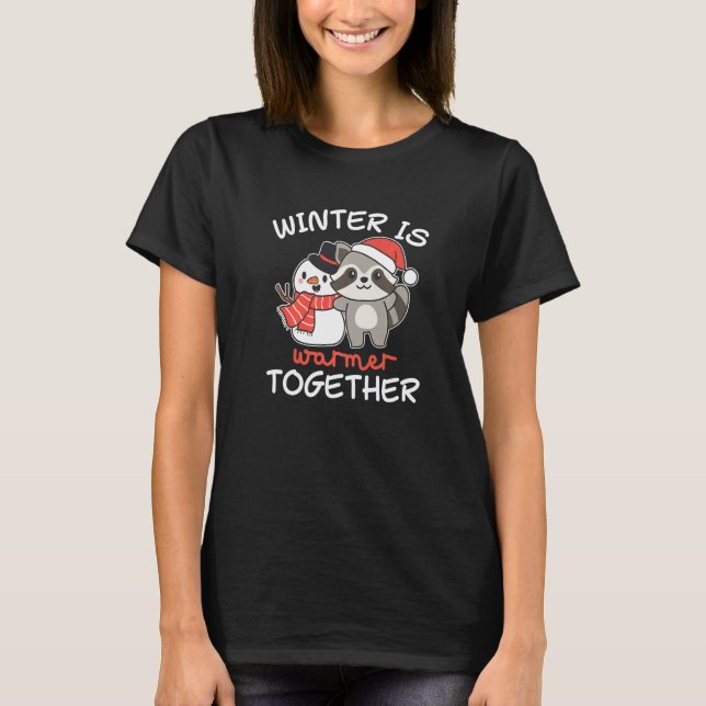 Raccoon Winter ist warm zusammen Schneemann Schnee T-Shirt (Vorderseite)
