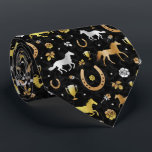 Racing Derby Day Party Schwarzes Gold Muster Krawatte<br><div class="desc">Feiern Sie Ihr Lieblingspferderby mit diesem wunderschönen Muster. Das sich wiederholende Design ist in den Farben Gold, Silber und Bronze auf schwarz mit einem leichten Marmoreffekt. Das verzierte Muster umfasst Pferde, Trophäen, Hufeisen und Rose. Kontaktieren Sie FancyCelebration für Änderungen. Entsprechende Party-Angebote und mehr hier: https://www.zazzle.com/collections/horse_racing_derby_day_party_collection-119108502832802144</div>