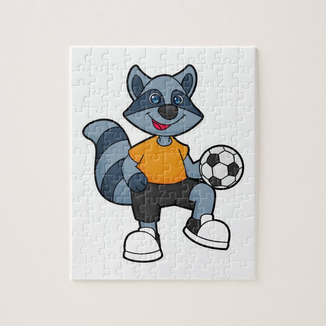 Racoon als Fußballspieler mit Fußball (Vertikal)
