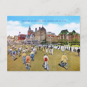 Radfahren auf der Strandpromenade Postkarte