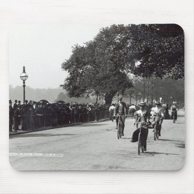 Radfahren in Hyde Park, c.1910 Mousepad (Vorne)
