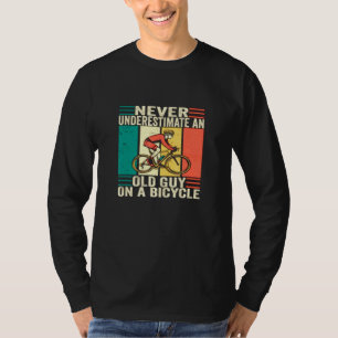 Radfahren Unterschätze niemals einen alten Mann a T-Shirt